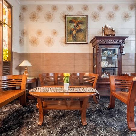 Отель Collection O Kebon Jeruk Near Taman Balai Kota Бандунг Экстерьер фото